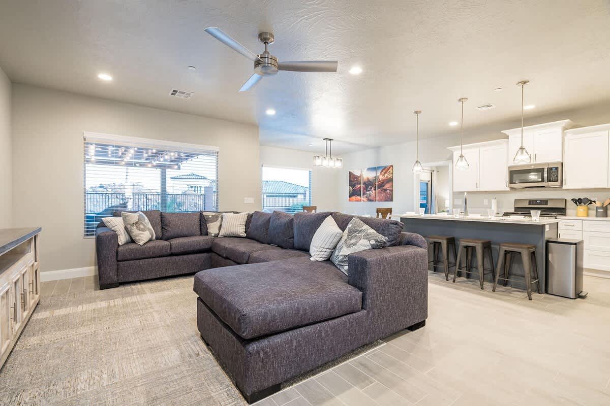 Zion Village Poolhouse in Hurricane with Pool and Hot Tub 5