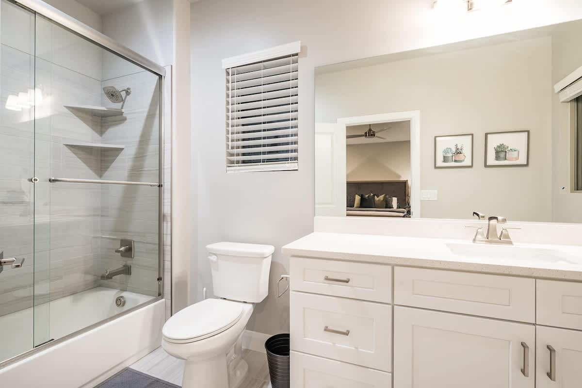Bathroom 6 with tub/shower and 1 sink vanity