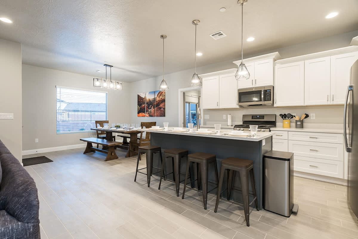 Beautiful new full kitchen with bar seating for 4