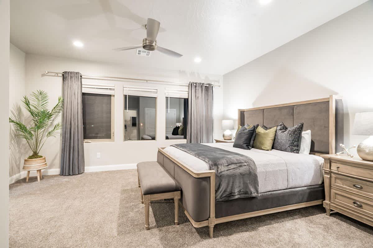 Bedroom 6 with king bed