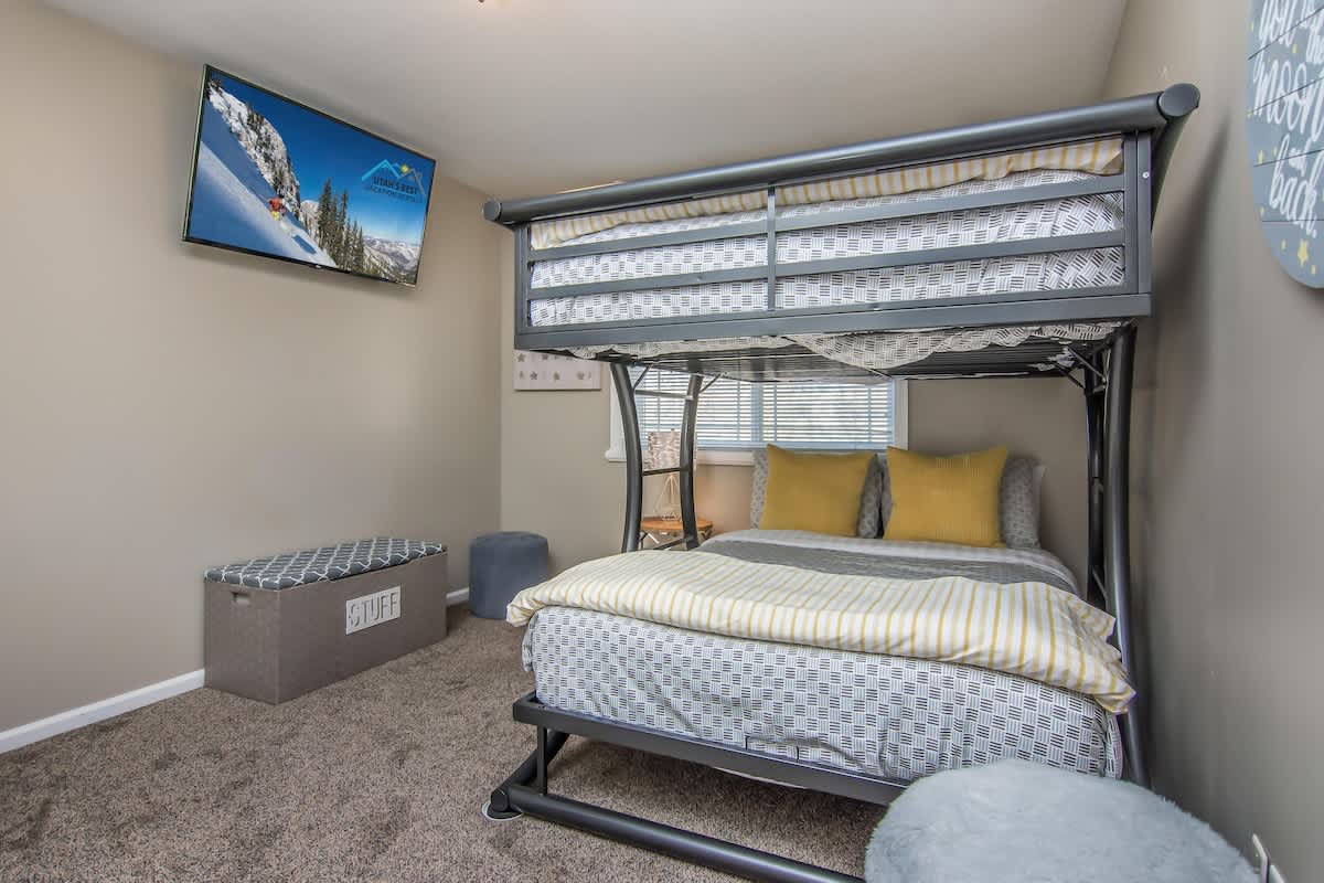 Bedroom 3 bunk bed and TV in Union Meadows home