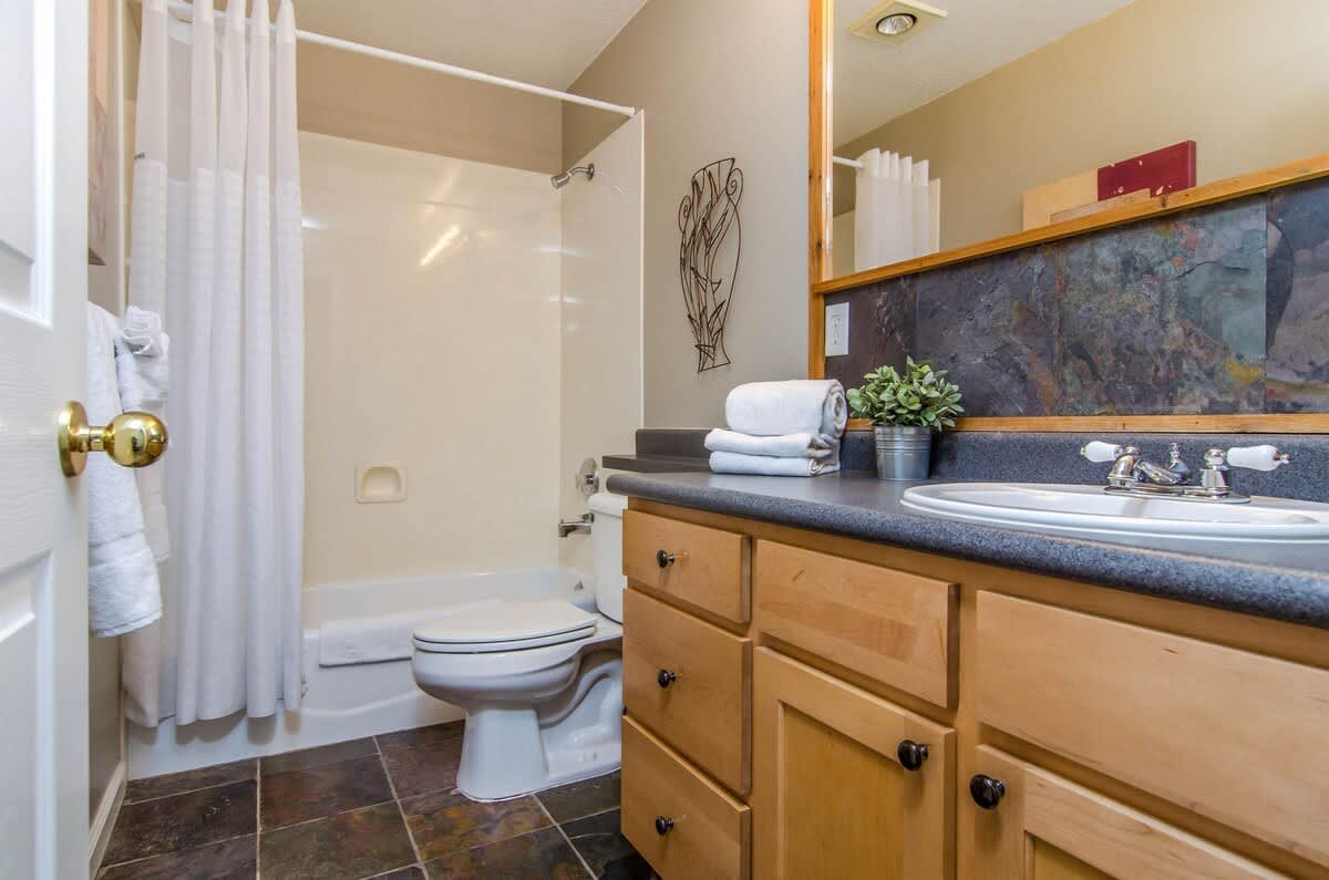 Hallway bathroom with tub/shower in Union Grove home