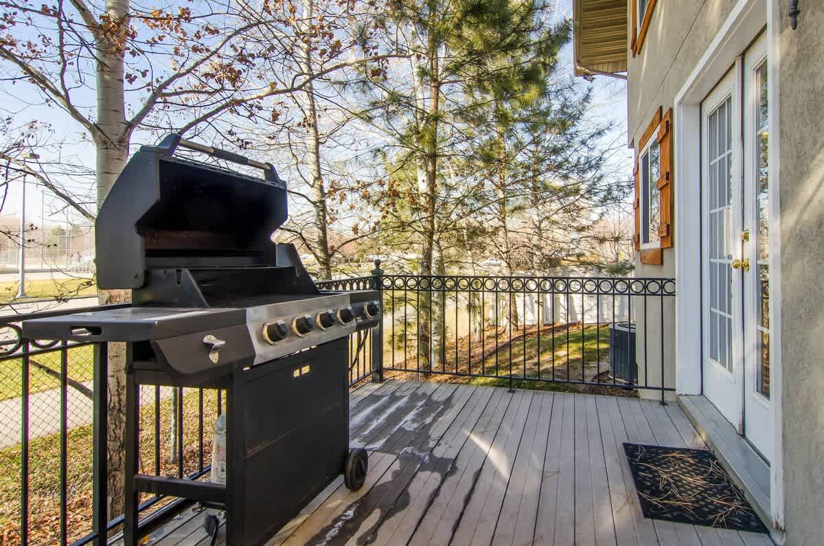 Small deck patio looking into park with BBQ in Union Cove home
