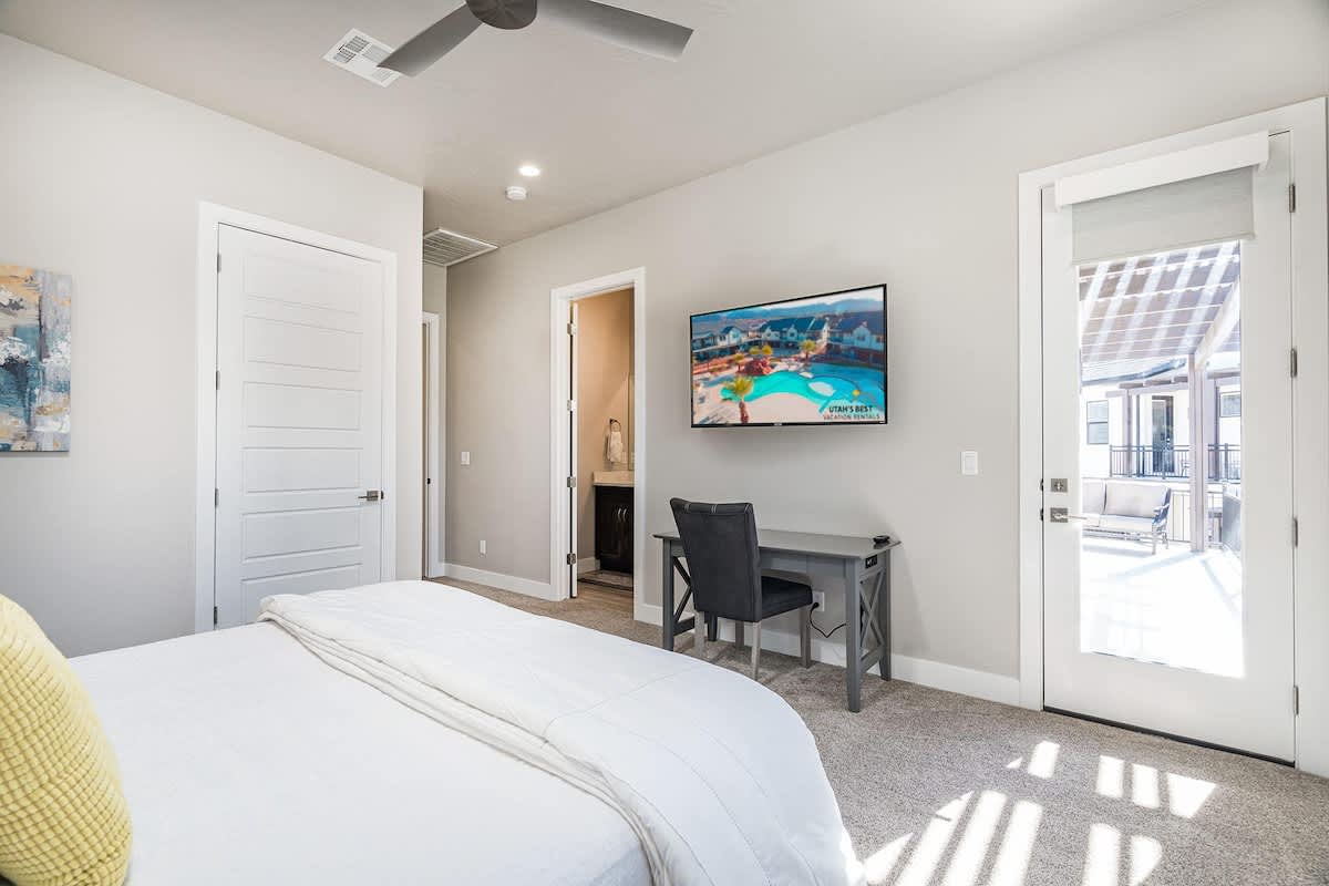 Bedroom 3 with desk, TV and balcony access