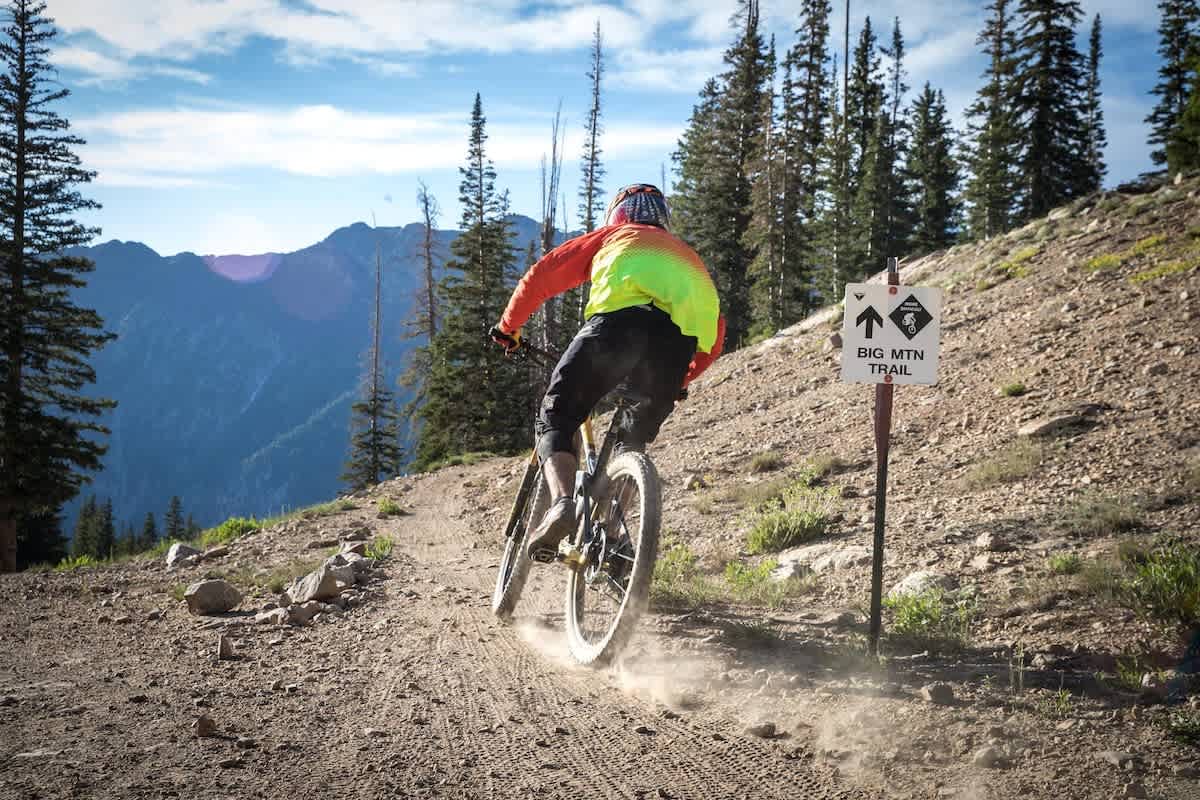 Mountain biking trails nearby and great hikes