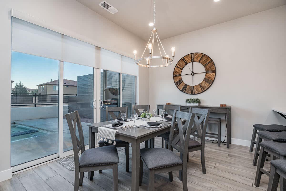 61 - Dining area with seating for 10