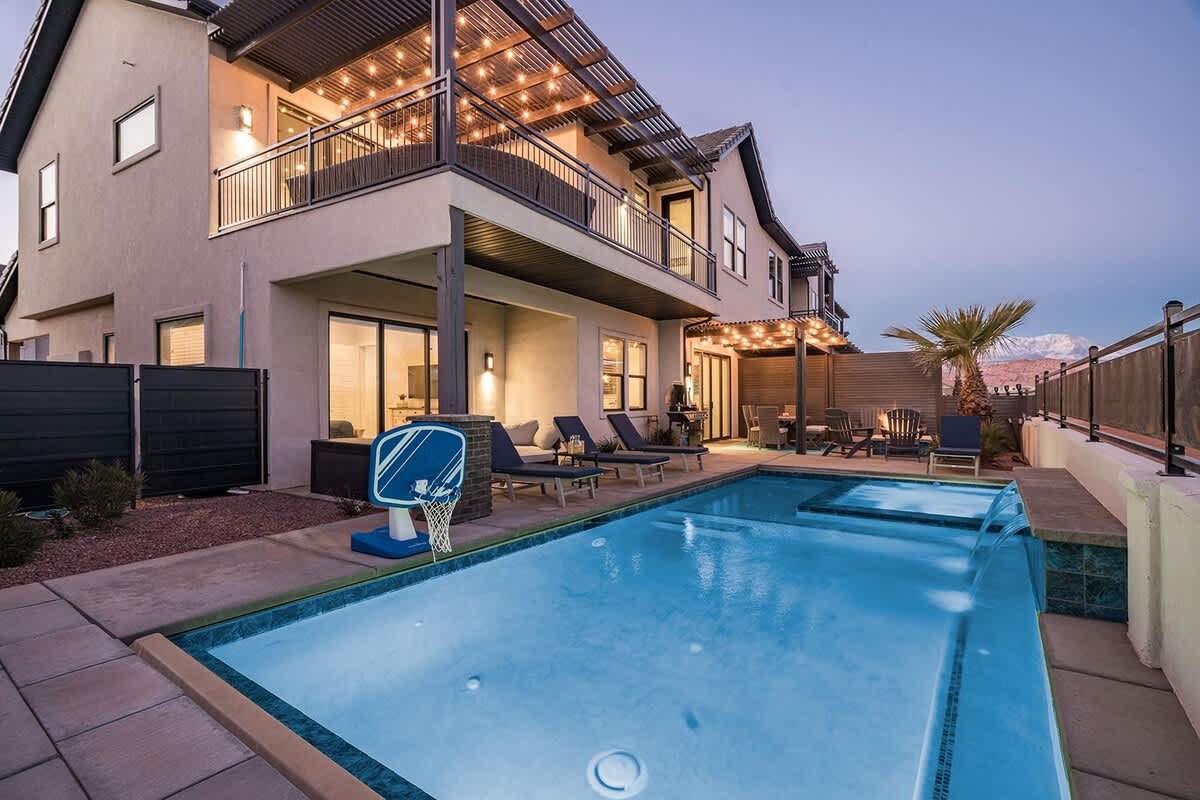 62 - Gorgeous private pool and hot tub with fire pit and balcony