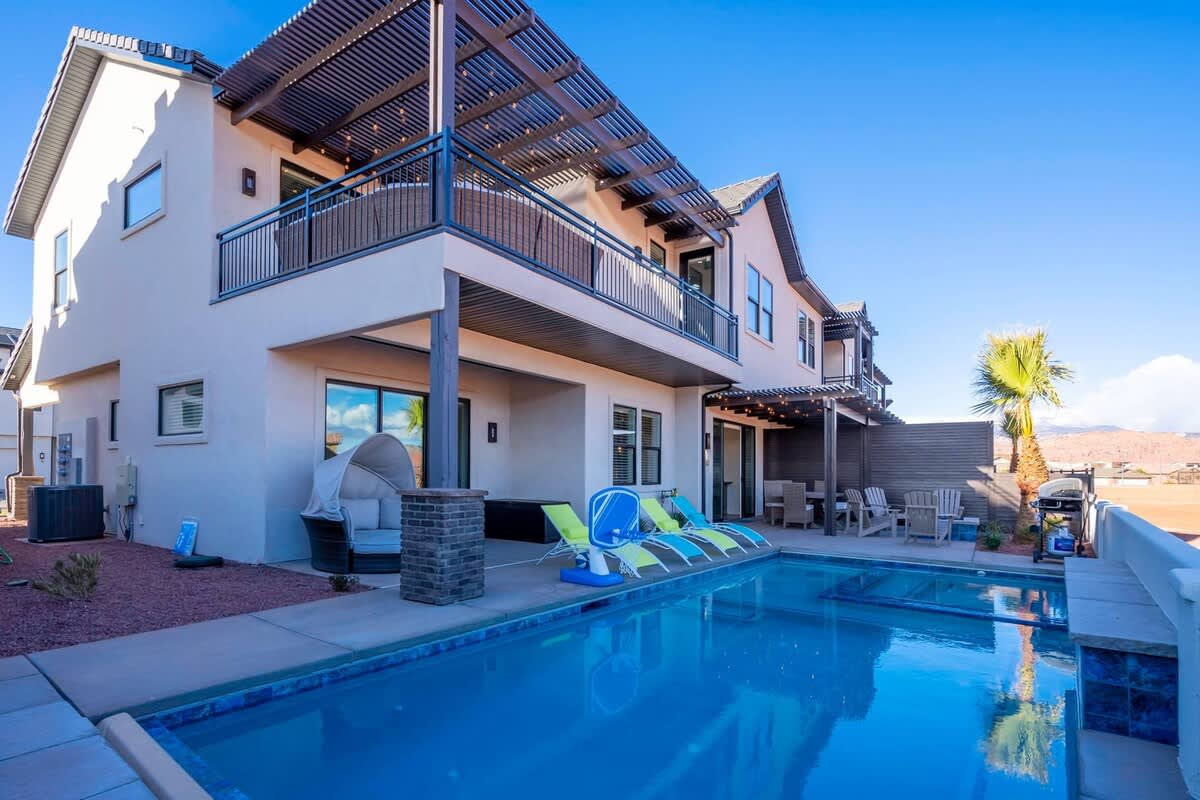 62 - Gorgeous private pool and hot tub with fire pit and balcony