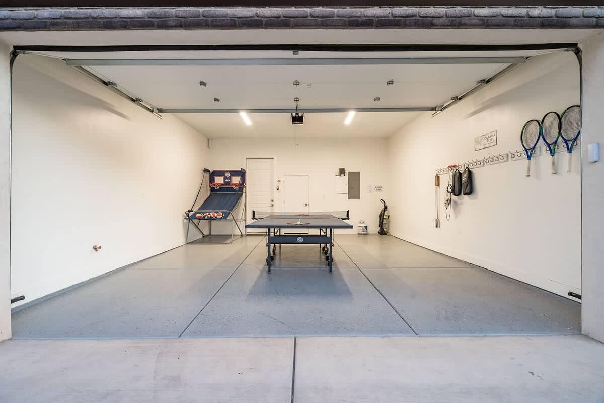 62 - Garage with foldable ping pong table, basketball arcade and