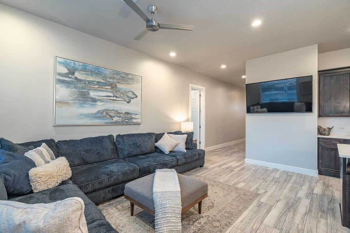 31 - Spacious living room with TV