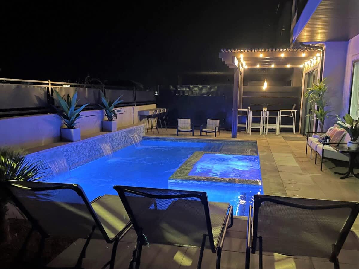 30 - Relaxing evenings at the pool and hot tub are so dreamy