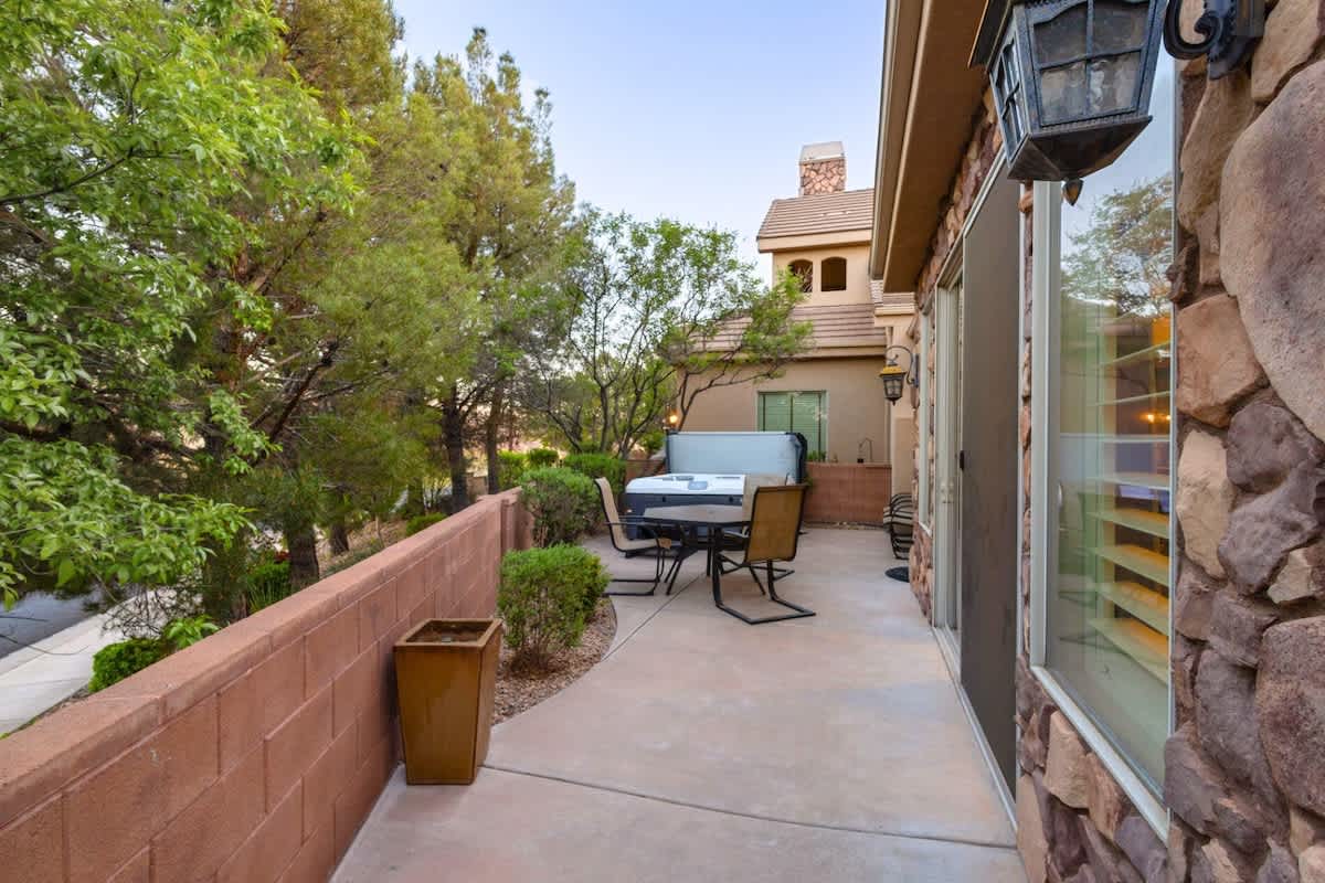 Relax outdoors in the hot tub