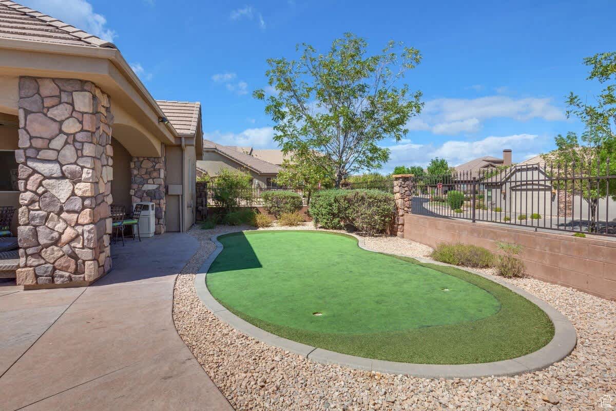 Community putting green