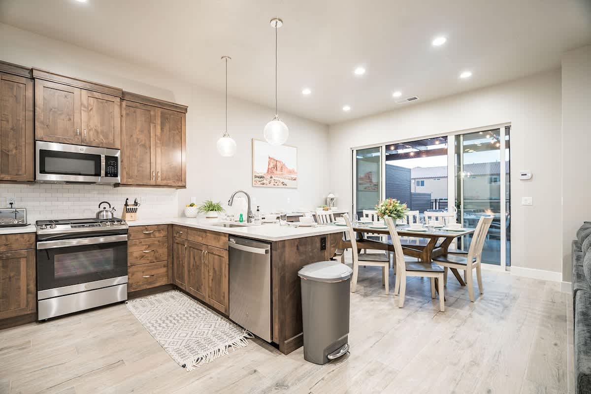 #53 - Beautiful custom full sized kitchen with bar and dining fo