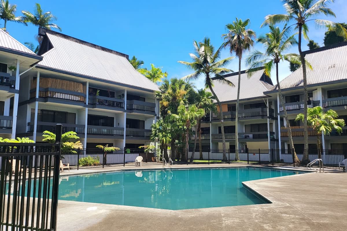 Polynesian Koi Pond Gardens Condo in Hilo w pool