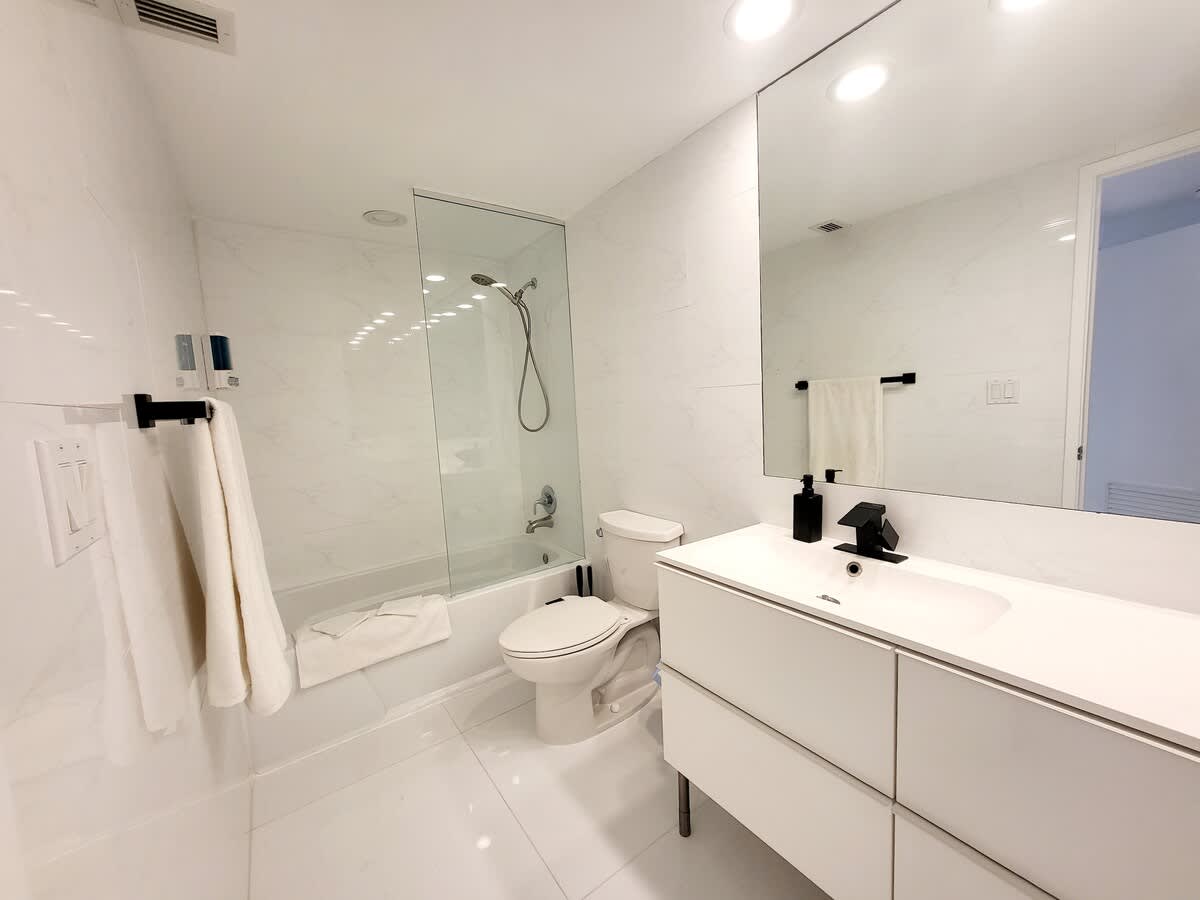 Luxury Beach & City View Condo 5 min walk to beach - Picture 11