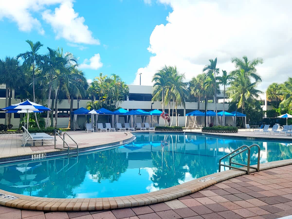 Luxury Beach & City View Condo 5 min walk to beach - Picture 2