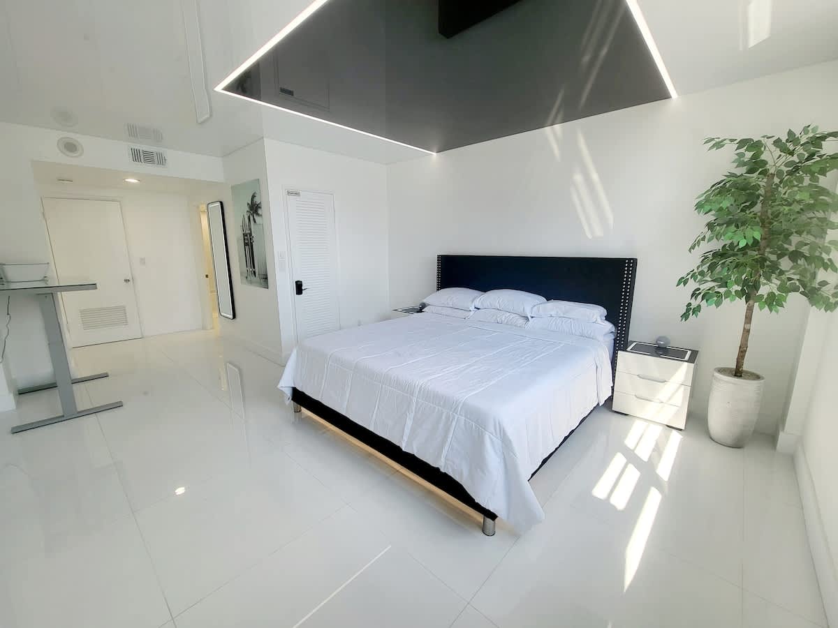 Luxury Beach & City View Condo 5 min walk to beach - Picture 9