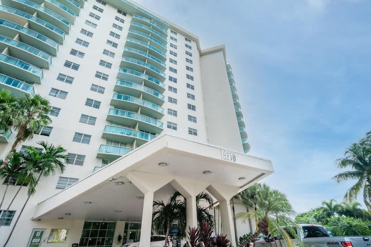 Luxury Beach & City View Condo 5 min walk to beach - Picture 30