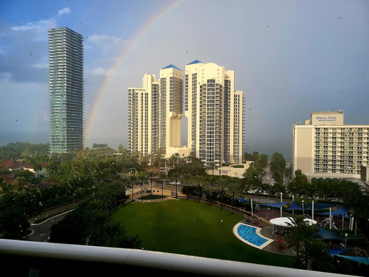 Luxury Beach & City View Condo 5 min walk to beach - Picture 4