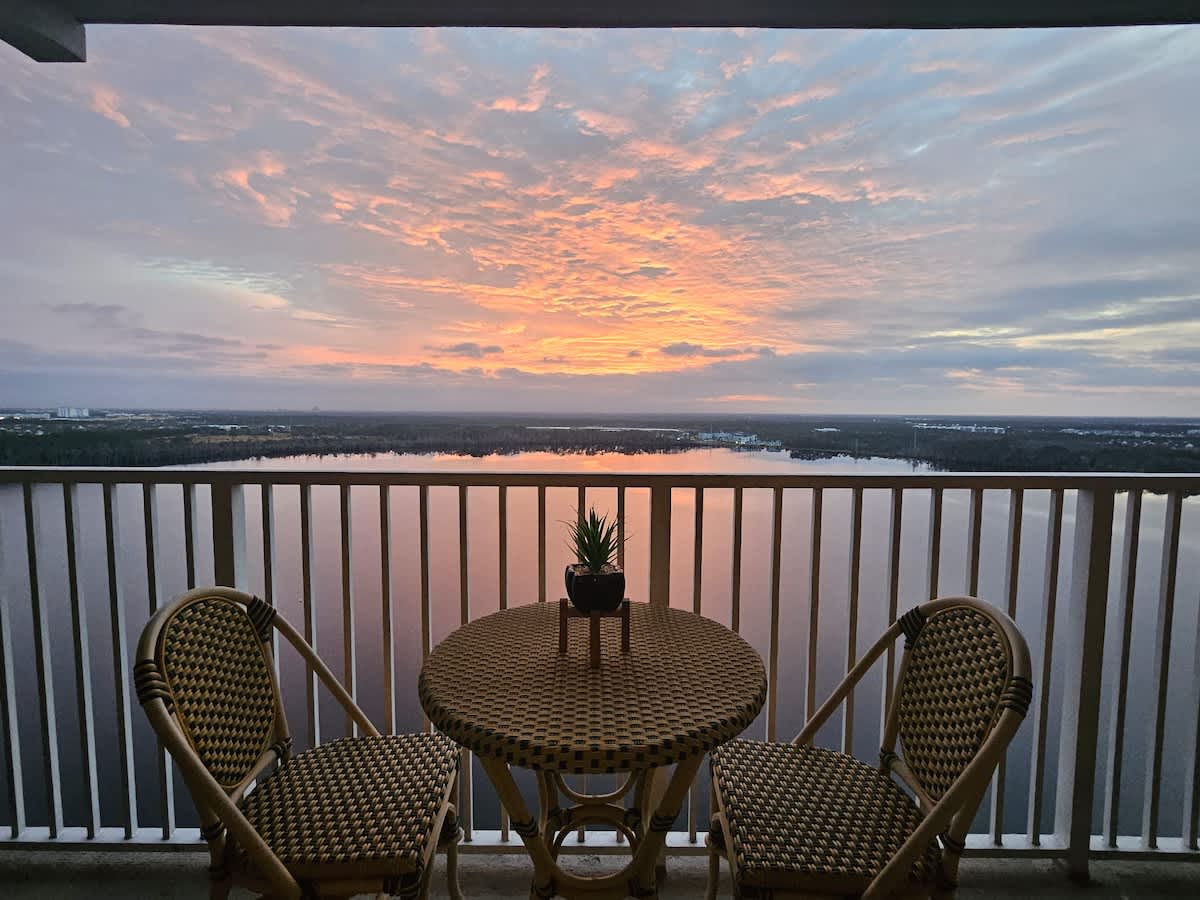 Stunning waterfront Views 1 mile to Disney 2 bath