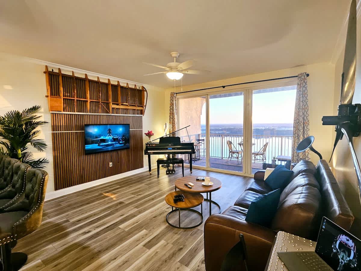Stunning waterfront Views 1 mile to Disney 2 bath