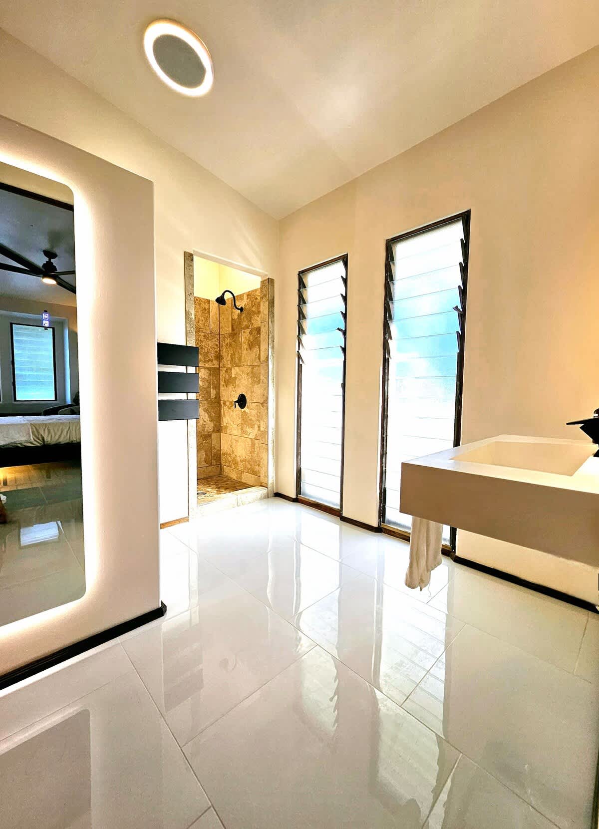 Breathtaking Oceanfront Home on Lava Rock Beach. - Picture 12