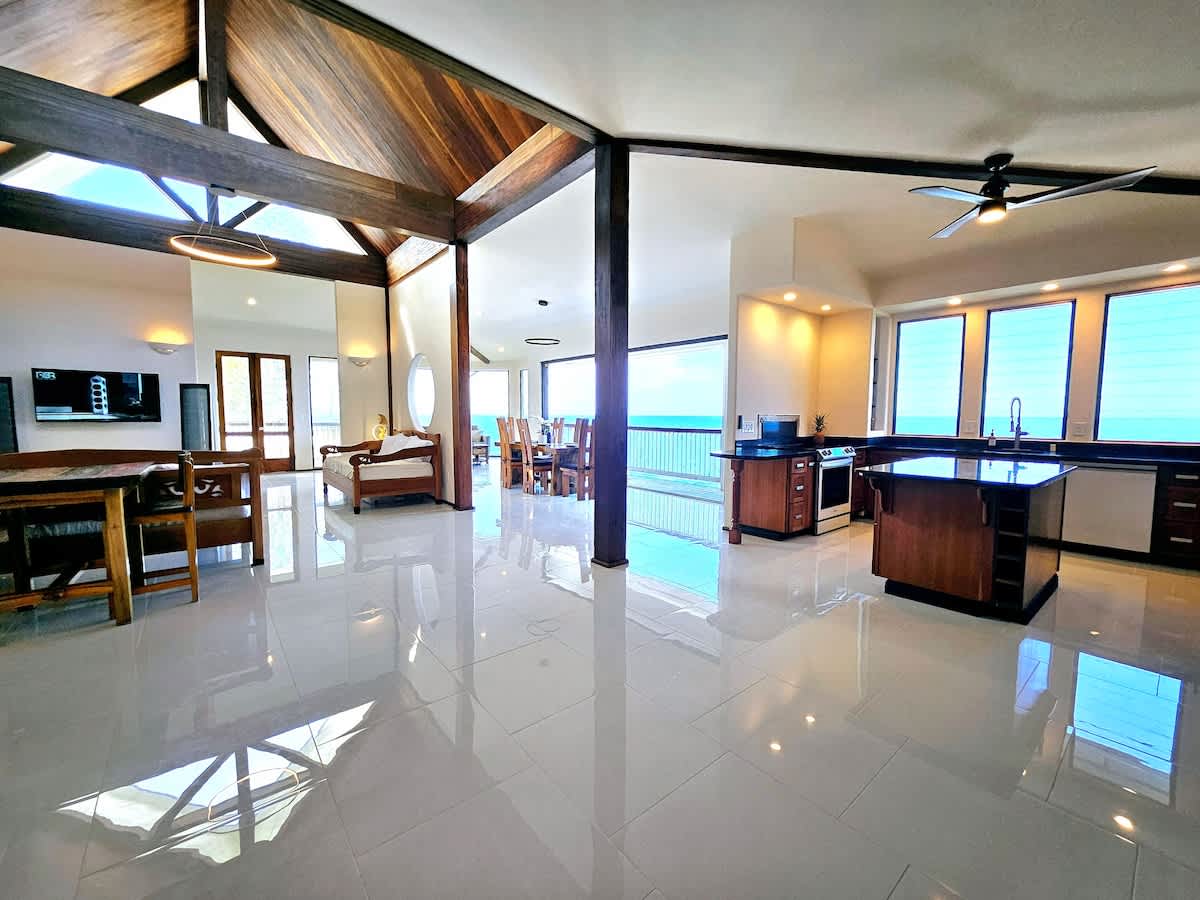 Breathtaking Oceanfront Home on Lava Rock Beach. - Picture 35