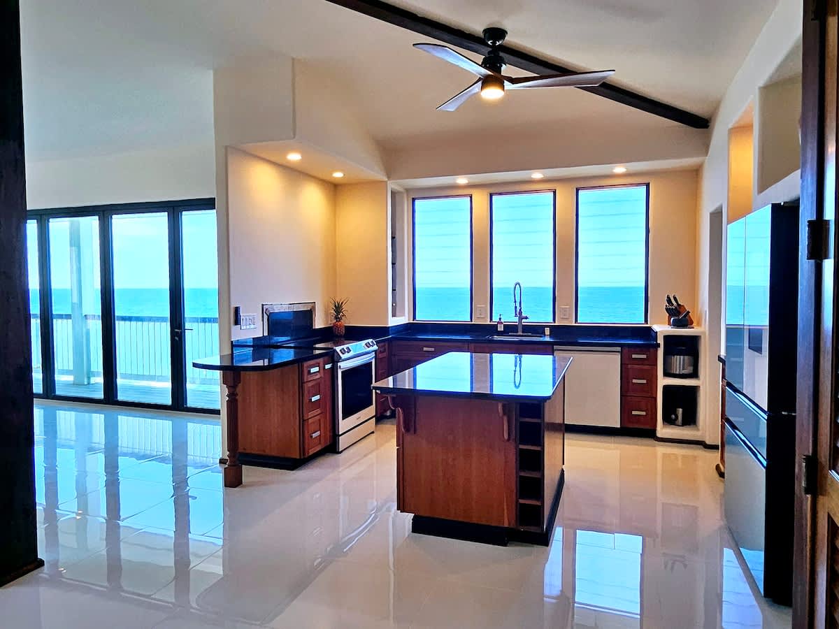 Breathtaking Oceanfront Home on Lava Rock Beach. - Picture 43