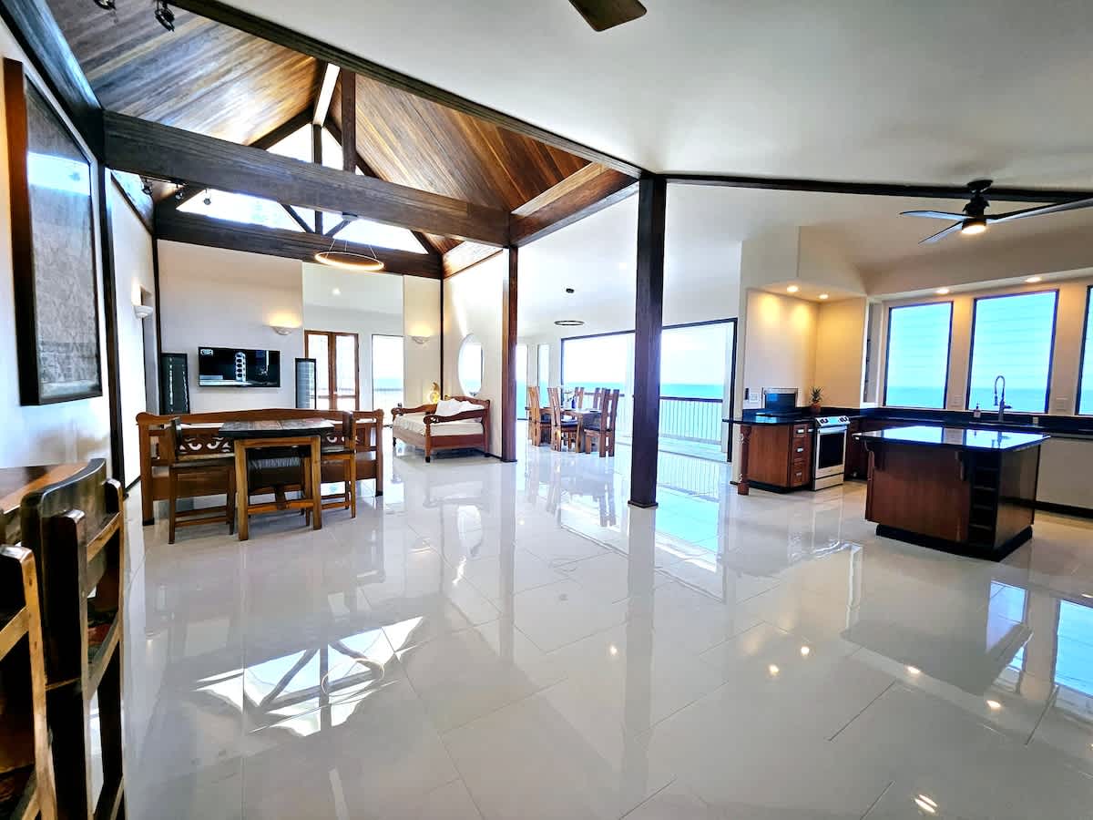 Breathtaking Oceanfront Home on Lava Rock Beach. - Picture 1