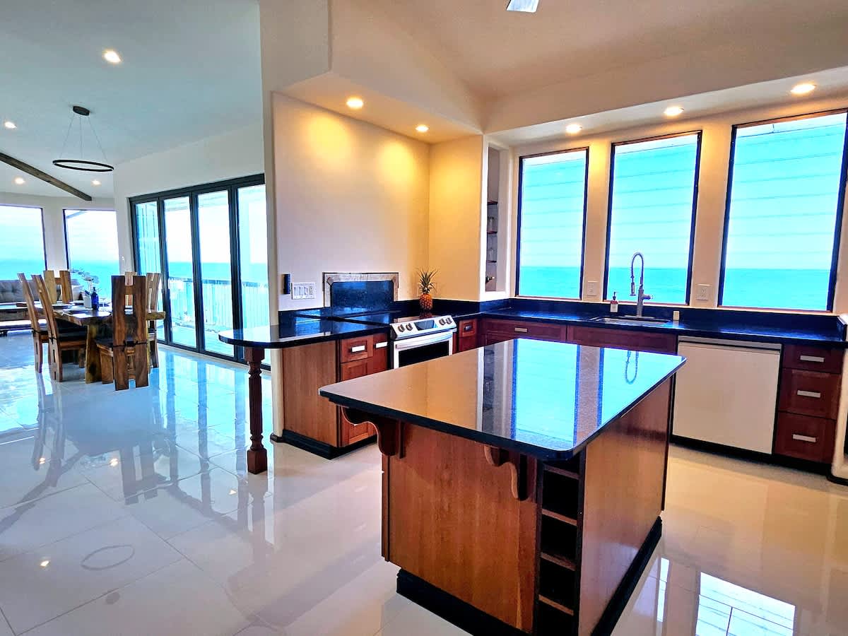 Breathtaking Oceanfront Home on Lava Rock Beach. - Picture 20
