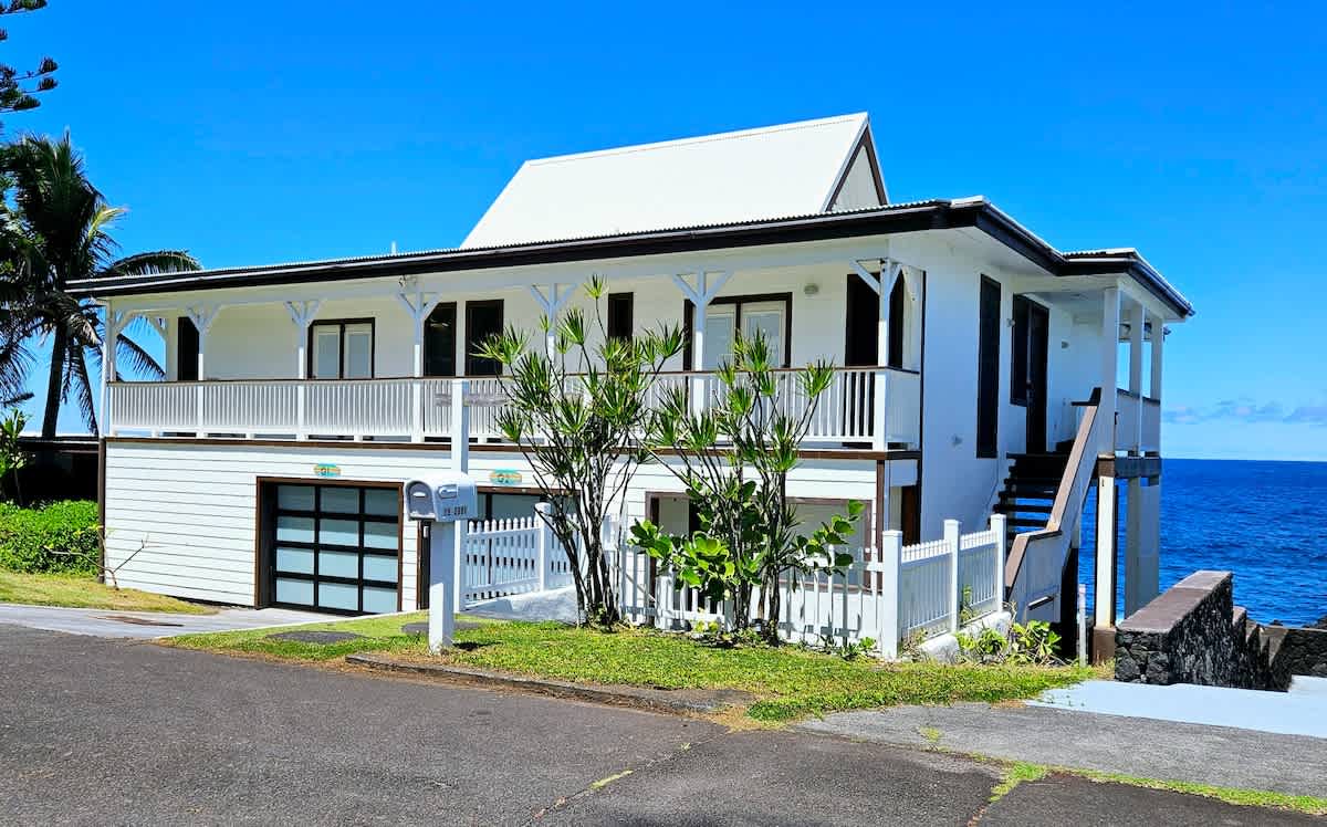 Breathtaking Oceanfront Home on Lava Rock Beach. - Picture 3