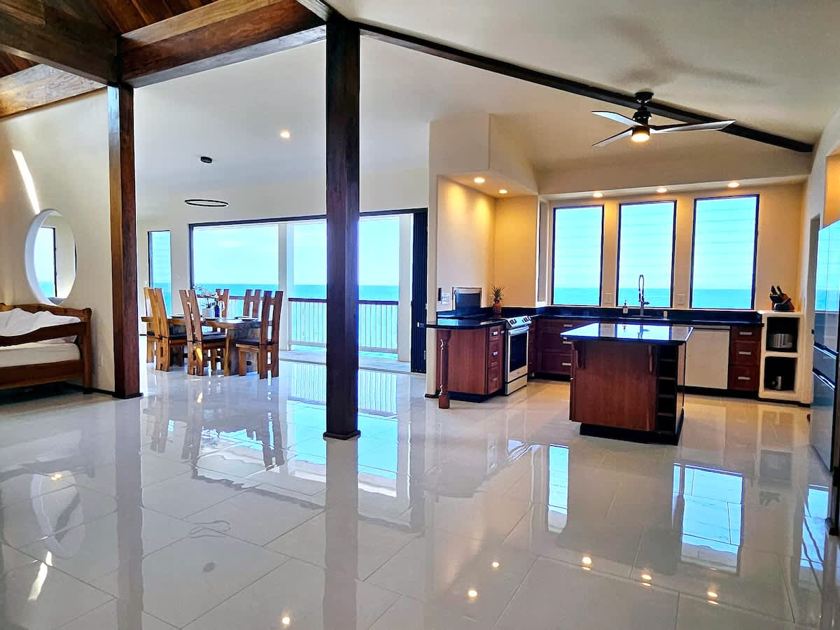Breathtaking Oceanfront Home on Lava Rock Beach. - Picture 38