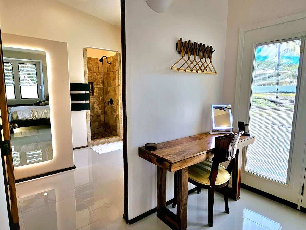 Breathtaking Oceanfront Home on Lava Rock Beach. - Picture 11