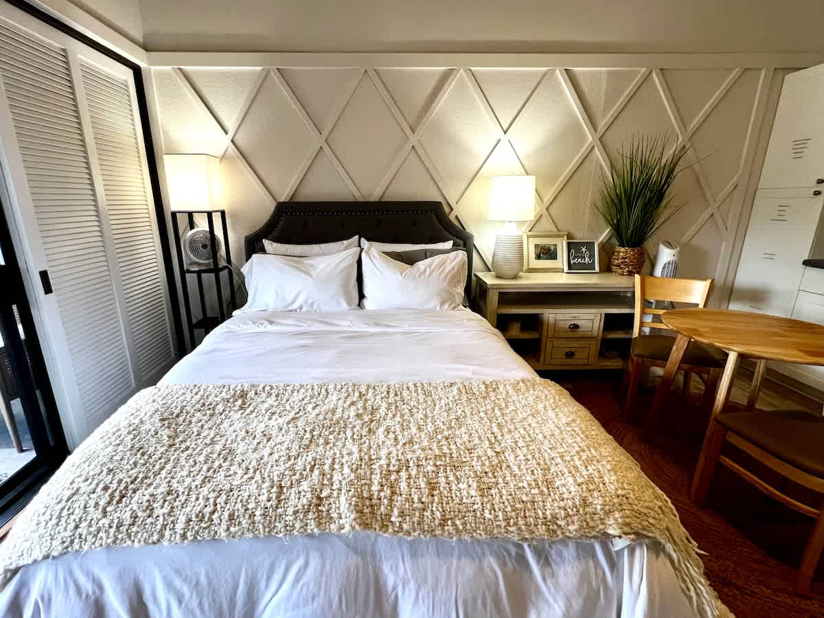 A/C Full Kitchen| Poolside | Walk Parks & Downtown