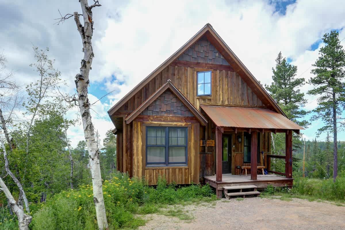 Big Pine Lodge – Rustic charm, hot tub, pet friendly, and room for 12 near Terry Peak! — Lead, SD — vacation rental