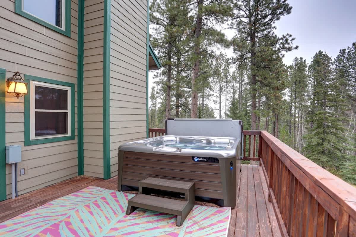 Bigfoot Bungalow - private location with Hot Tub, — Lead, SD — vacation rental