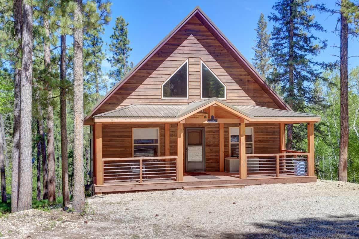 Lookout View Retreat – Cozy 3-Level Cabin with Hot Tub, Loft & Mountain Views — Lead, SD — vacation rental