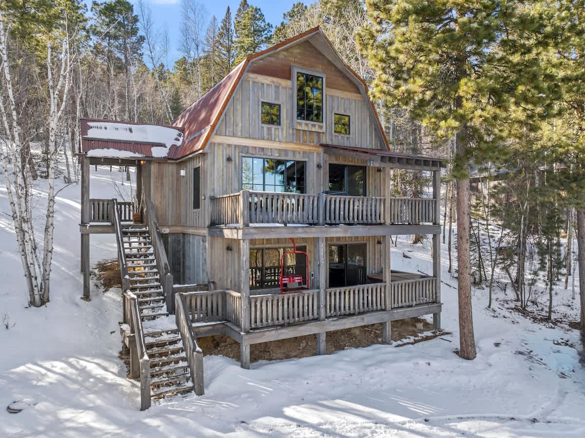 Ravens Ridge - Modern, new cabin with 4 bedrooms, — Lead, SD — vacation rental