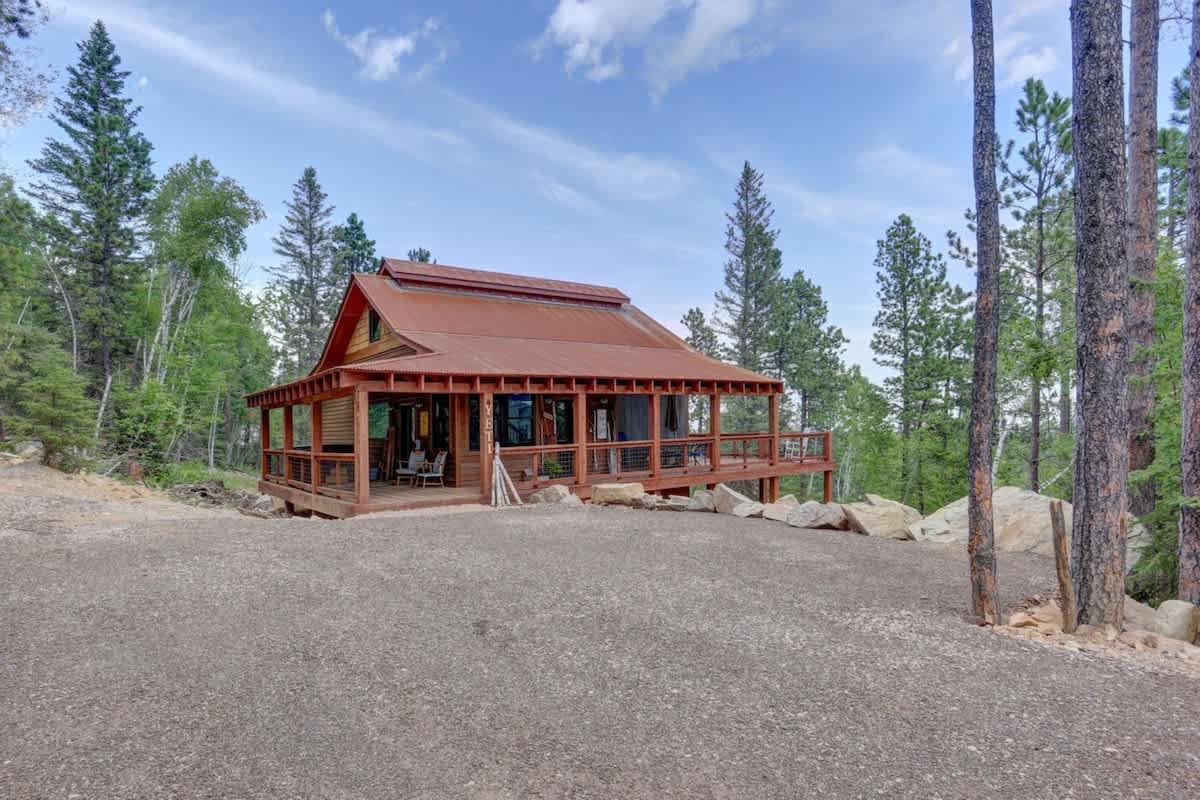 Yeti Hideout - Fire table, hot tub and stunning views! — Lead, SD — vacation rental