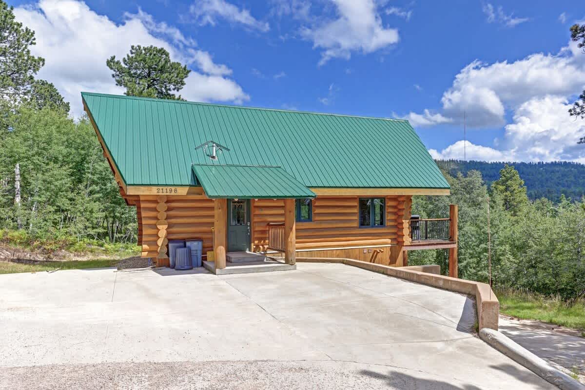 Dakota Log Cabin – Rustic charm, amazing views, wildlife watching & cozy family spaces! — Lead, SD — vacation rental