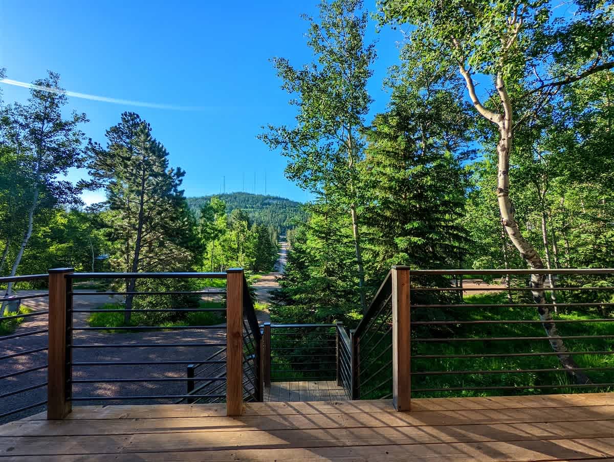 Aspen Acre – Hot tub, wraparound deck, fireplaces & modern mountain charm! — Lead, SD — vacation rental