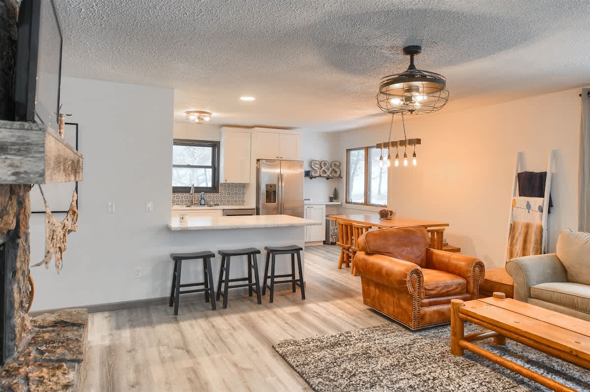 S & S Retreat – Modern Cabin with Hot Tub & Stunning Views Near Terry Peak — Lead, SD — vacation rental