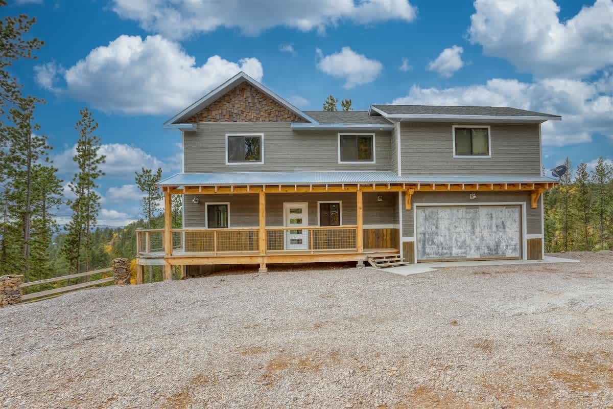 Hickok’s Bluff – Spacious Black Hills Cabin with Views, Hot Tub & Game Room — Lead, SD — vacation rental