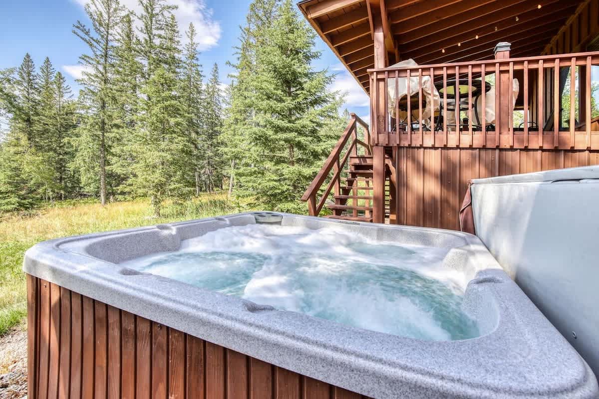 Dino’s Den – Cozy Cabin with Hot Tub, Sauna & Walk-to-Slopes Access — Lead, SD — vacation rental