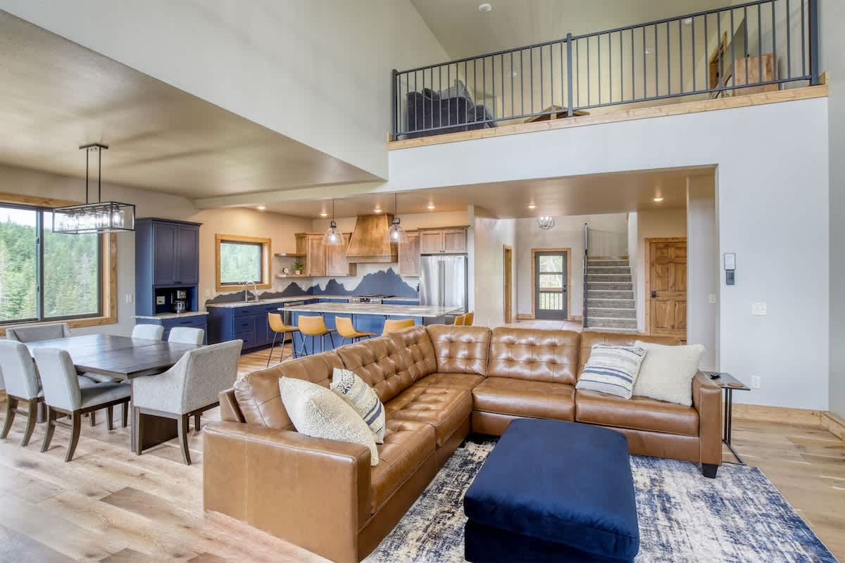 The Cliffhanger – Luxury Cabin with Hot Tub, Fireplaces & Epic Black Hills Views — Lead, SD — vacation rental