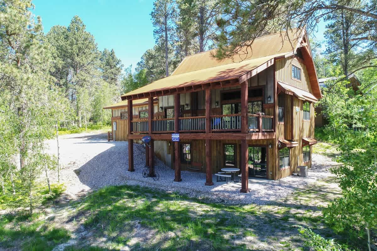 Alta Vista – Hot tub, game garage, fireplaces & stunning mountain views! — Lead, SD — vacation rental