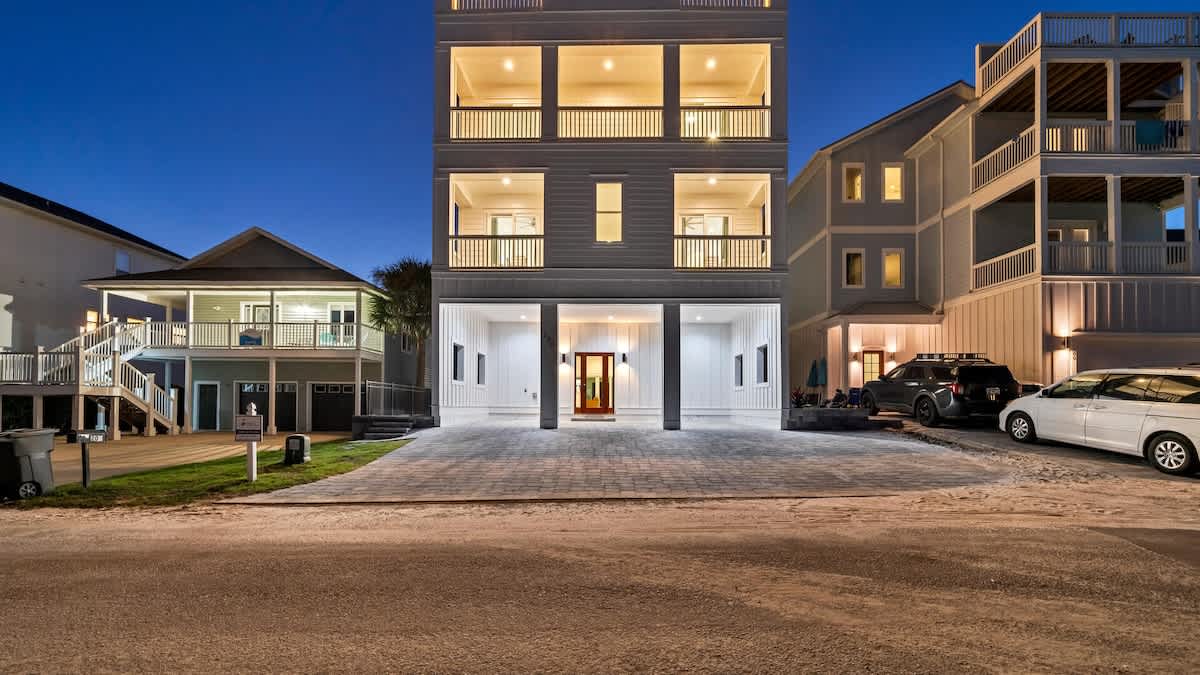 Soak up the Sun- 1 Block to Beach | 8 Free Beach Chairs! | Heated Pool — Miramar Beach, FL — vacation rental