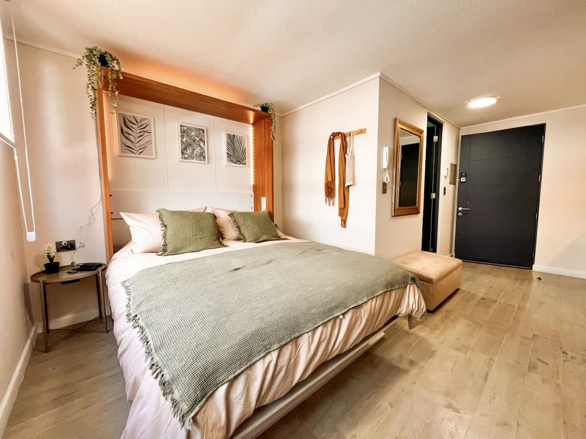 Modern Downtown Studio w/ Office & Pool Access