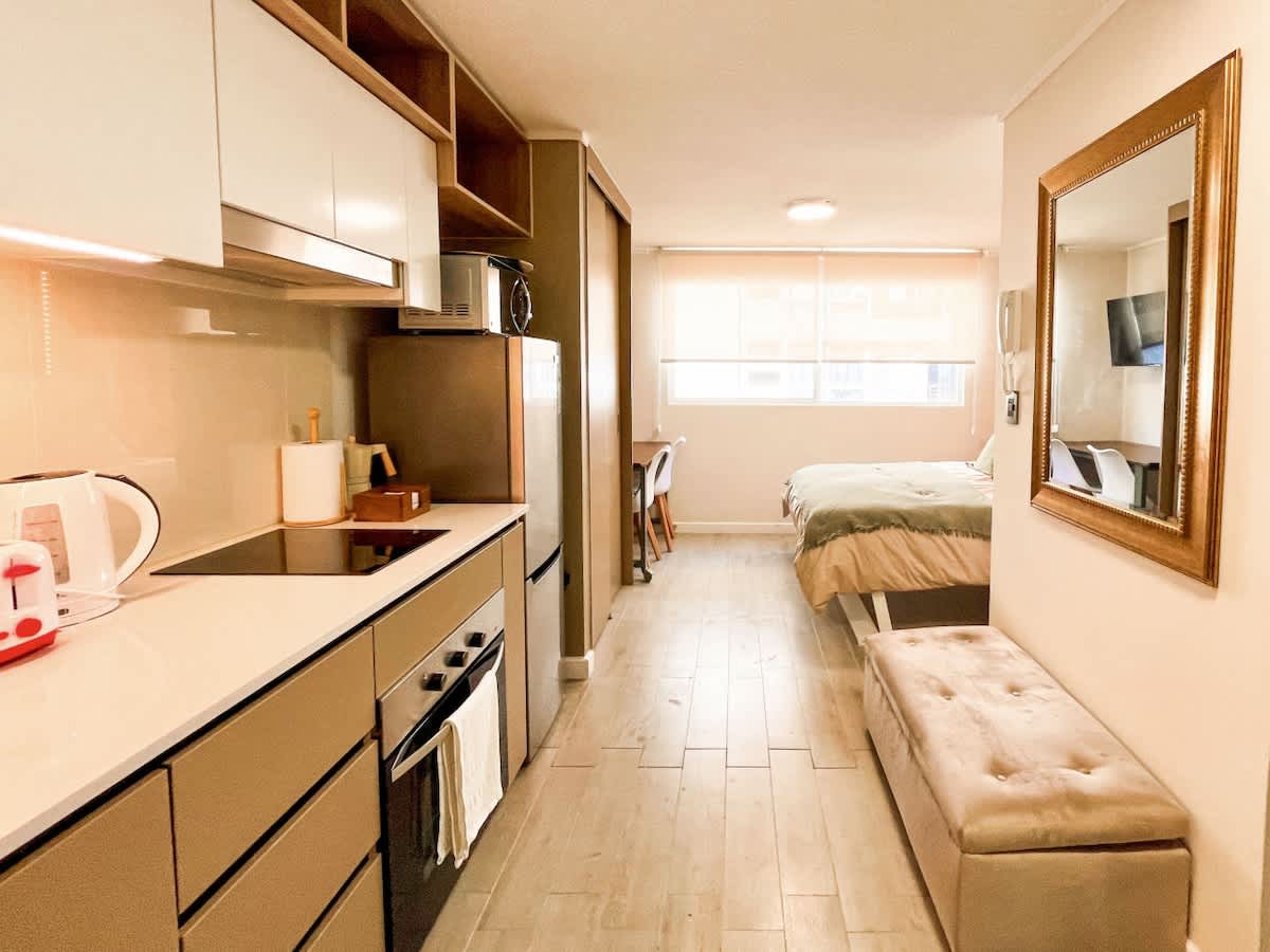 Modern Downtown Studio w/ Office & Pool Access